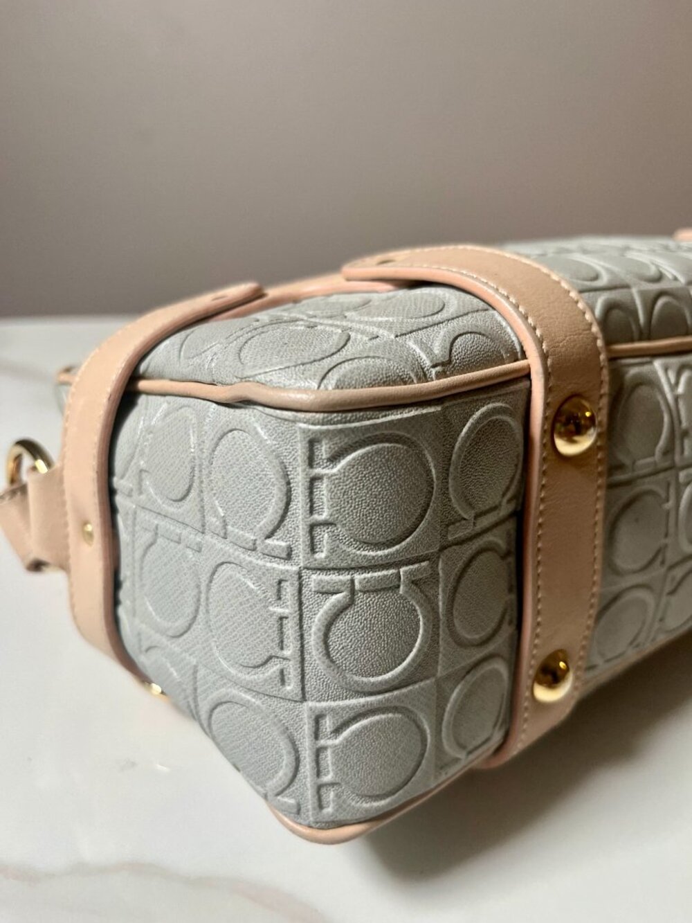 Salvatore Ferragamo RARE Gancini East West Gray Beige Shoulder Bag - Picture 9 of 16